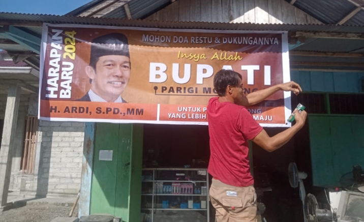 Warga Mulai Pasang Baliho Hi. Ardi untuk Pilkada Parimo 2024 – 2029