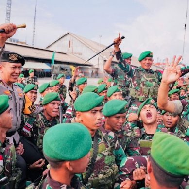 Kapolda Sumsel Hadiri Upacara Pemberangkatan Satgas Pamtas Pasukan Yonif 141/AYJP Oleh Panglima Kodam II/Sriwijaya