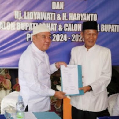 Cik Ujang Serahkan SK Tim Pemenangan HDCU dan Berlian di Posko Purnawarman Kias