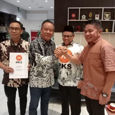 Presiden PKS Serahkan SK Bacagub dan Bacawagub Sumsel ke Herman Deru dan Cik Ujang