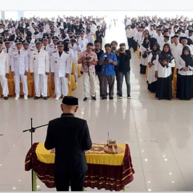 Bupati Saipul Mbuinga Serahkan SK Perpanjangan 97 Kades Di Pohuwato