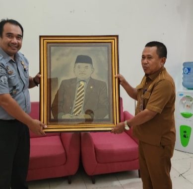 Lukisan Ketua DPRD Nasir Giasi Hasil Karya Napi Lapas Pohuwato, Di Serahkan Kasubsi Giatja