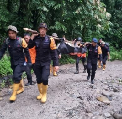 Bersama Basarnas, Tim SAR Polda Gorontalo Evakuasi Korban Longsor di Suwawa, Bone Bolango