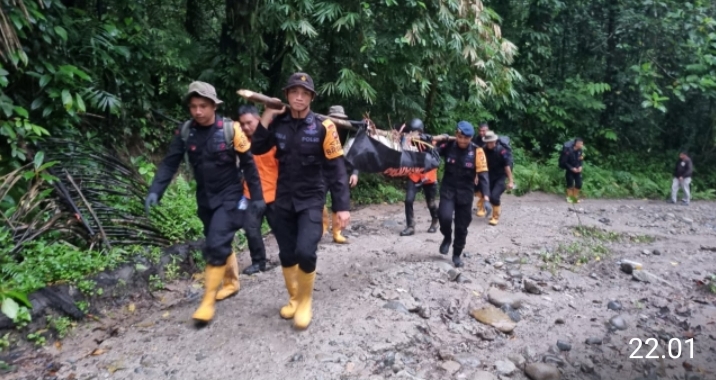 Bersama Basarnas, Tim SAR Polda Gorontalo Evakuasi Korban Longsor di Suwawa, Bone Bolango