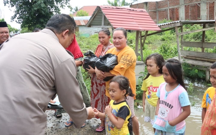 Kapolres Pohuwato Bagi Sembako Kepada Masyarakat Terdampak Banjir Di Marisa.
