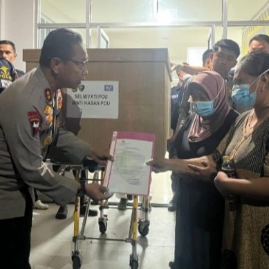 Kapolda Gorontalo Serahkan Jenazah Korban Longsor ke Pihak Keluarga