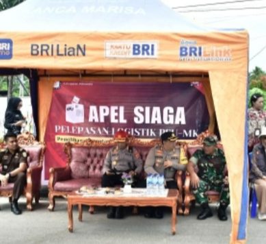 Bupati Pohuwato, Saipul A. Mbuinga, melepas logistik untuk pelaksanaan PSU