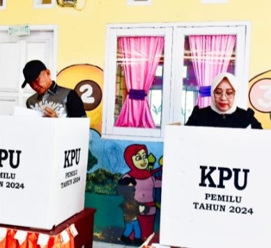Bupati Pohuwato, Saipul A. Mbuinga, bersama Istri, Selvi Mbuinga Monoarfa, Salurkan Hak Suara Pada PSU