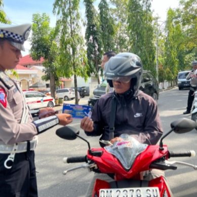 Operasi Otanaha 2024, Hadir Bagikan Stiker Keselamatan Terhadap Pengendara