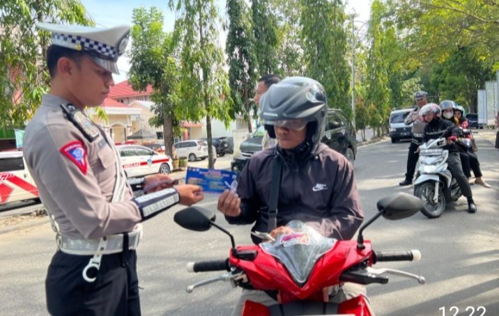 Operasi Otanaha 2024, Hadir Bagikan Stiker Keselamatan Terhadap Pengendara