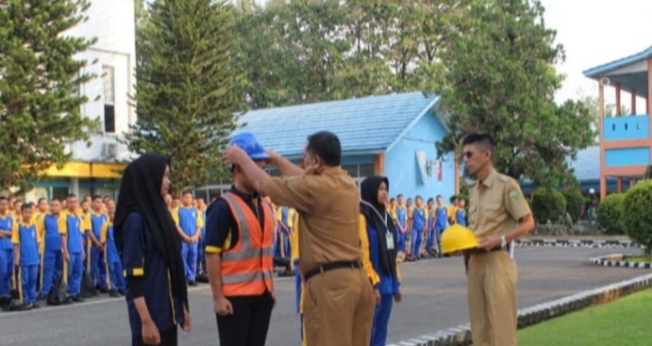 Kepsek SMKN I Lahat Secara Langsung Lepas Siswanya Melaksanakan PKL