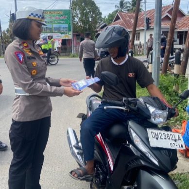 OPERASI PATUH OTANAHA 2024,   POLRES POHUWATO BAGIKAN STIKER KESELAMATAN BAGI PENGENDARA