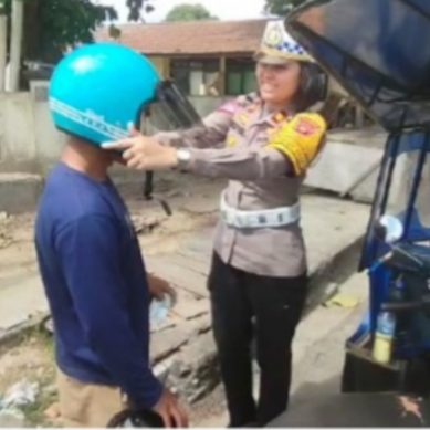 POLRES POHUWATO BAGIKAN HELM BAGI PENGENDARA, SAAT OPS PATUH OTANAHA 2024