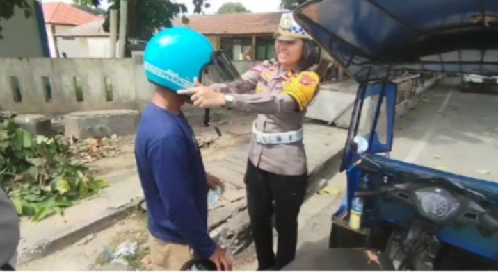 POLRES POHUWATO BAGIKAN HELM BAGI PENGENDARA, SAAT OPS PATUH OTANAHA 2024