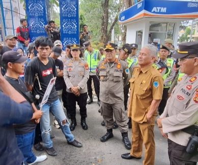 Polres Lahat Polda Sumsel Kawal dan Amankan Aksi Unjuk Rasa dari AMPD   di Halaman Pemkab Lahat