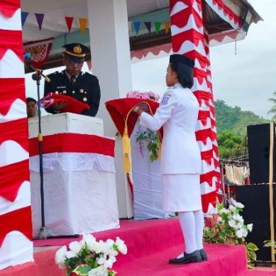 Kapolsek Taluditi Inspektur Upacara Penurunan Bendera HUT Proklamasi RI Tingkat Kecamatan