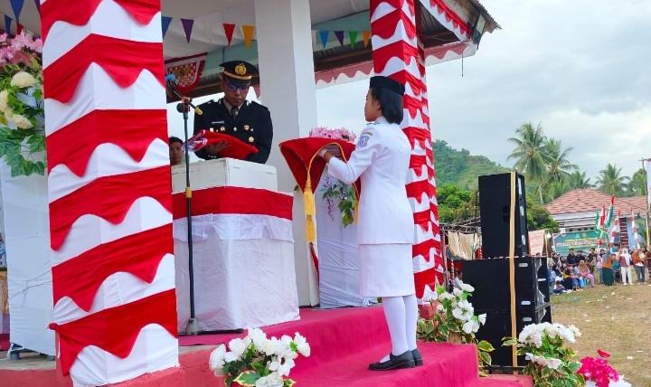 Kapolsek Taluditi Inspektur Upacara Penurunan Bendera HUT Proklamasi RI Tingkat Kecamatan