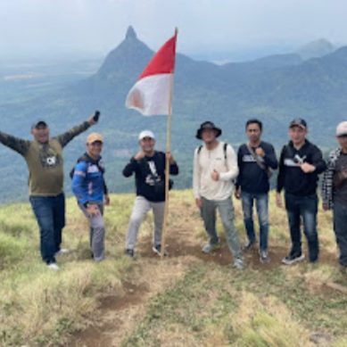 HUT RI Ke- 79, Keluarga Besar Kejaksaan Lahat Daki Bukit Besak Kibarkan Sang Merah Putih