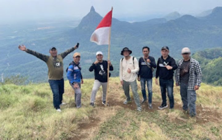 HUT RI Ke- 79, Keluarga Besar Kejaksaan Lahat Daki Bukit Besak Kibarkan Sang Merah Putih