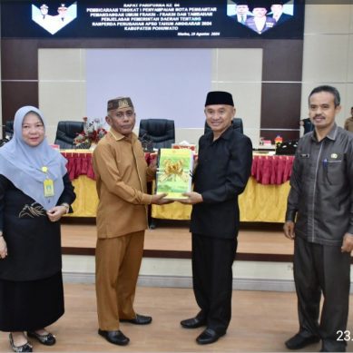 Paripurna DPRD, Bupati Pohuwato, Saipul A. Mbuinga, Menyerahkan Dokumen Perubahan APBD T.A 2024