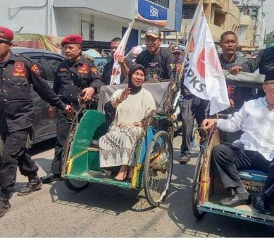 Merakyat Paslon Alsinta Kendarai Becak Menuju Pendaftaran di KPUD Muara Enim