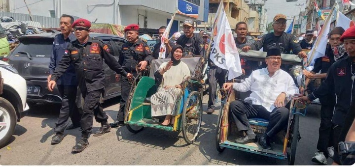Merakyat Paslon Alsinta Kendarai Becak Menuju Pendaftaran di KPUD Muara Enim