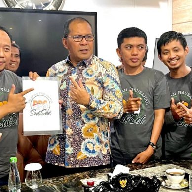 Danny Raih Penghargaan Tokoh Peduli Masyarakat Pesisir, RPS: ‘Ini Baik untuk Sulsel”