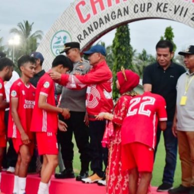 Turnamen Sepak Bola Randangan Cup Resmi Ditutup Bupati Saipul Mbuinga