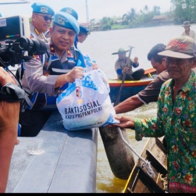 Dengan Kapal Ditpolairud, Karo Provoost Div Propam Polri Susuri Sungai Musi Berbagi Sembako ke Nelayan dan Masyarakat