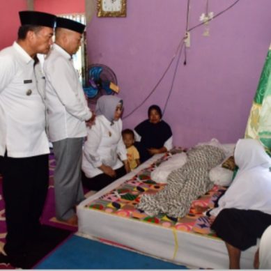 Kunjungan Ke Popayato, Plt.Bupati Pohuwato Luangkan Waktu Kerumah Duka Almarhum Ahmad Yonu