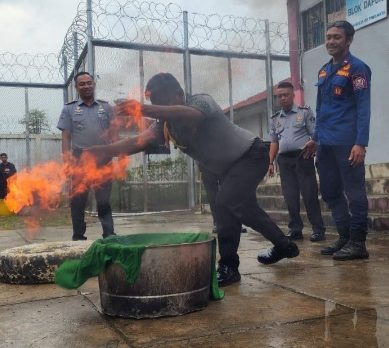Petugas Lapas Pohuwato Gelar Simulasi Pemadaman Api