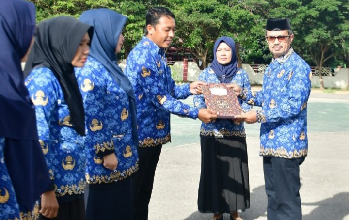 Sekda Iskandar Datau Serahkan SK Pensiun Dan Santunan Duka