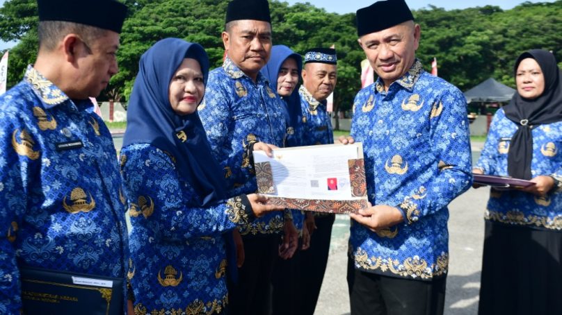 Bupati Pohuwato Serahkan SK Pensiun Untuk 4 ASN