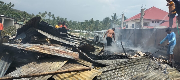 Rumah Warga Di Buntulia Terbakar, Api Merambah Ke Kantor PDAM Tirta Molango