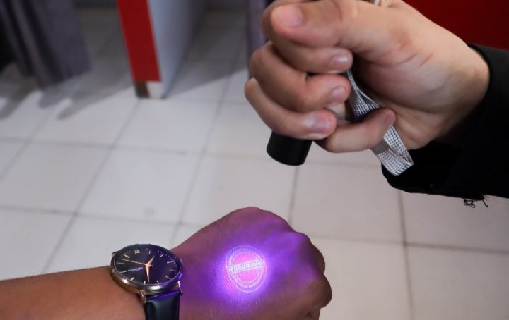 Lapas Gorontalo Perkenalkan Stempel UV, Inovasi Baru untuk Meningkatkan Keamanan Pengunjung