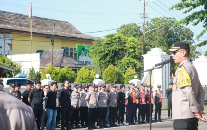 Kapolres Lahat Pimpin Apel Pengamanan Debat Paslon Bupati & Wakil Bupati Lahat 2024