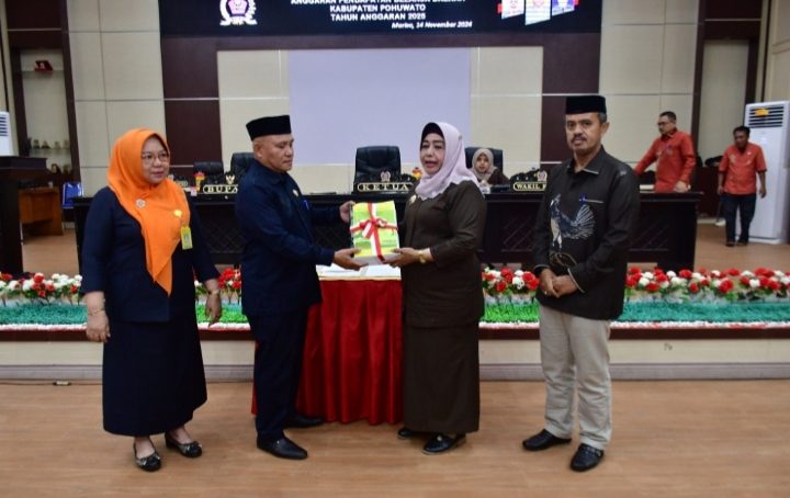 Paripurna Ke – 8, Plt. Bupati Serahkan Ke DPRD Nota Pengantar Ranperda APBD TA 2025