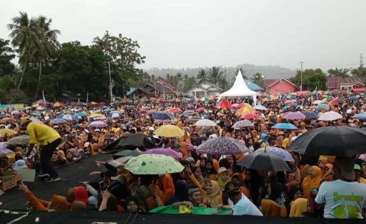 Meski Diguyur Hujan, Kampanye Monologis BERCAHAYA di Lapangan Leboto Dibanjiri Massa