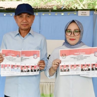 Bupati Pohuwato, Bersama Ibu, Melakukan Pencoblosan Di TPS 002 Desa Sipatana melakukan pencoblosan
