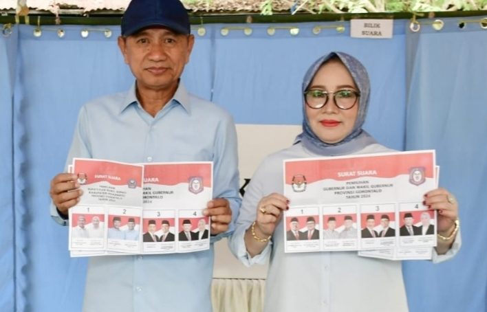 Bupati Pohuwato, Bersama Ibu, Melakukan Pencoblosan Di TPS 002 Desa Sipatana melakukan pencoblosan