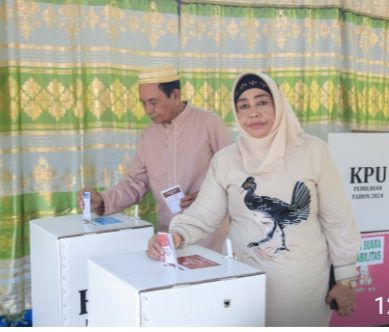 Wabup Pohuwato Melakukan Pencoblosan Di TPS 001 Desa Popayato