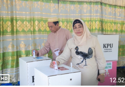 Wabup Pohuwato Melakukan Pencoblosan Di TPS 001 Desa Popayato