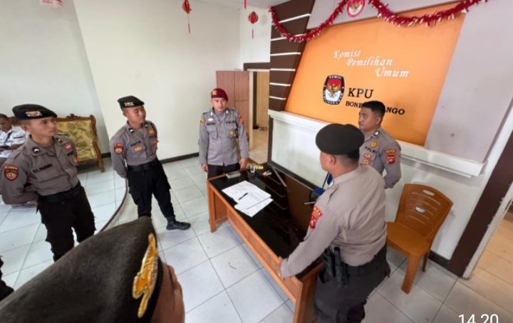 Gabungan Satgas OMP Polda Gorontalo, Patroli Pastikan Keamanan Kotak Suara di KPU Bone Bolango