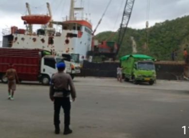 Polairud Lakukan Patroli Antisipasi Bencana Alam Di Pelabuhan PT. Pelindo