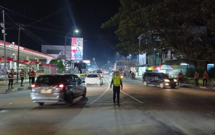 Personel Polda Gorontalo Cegah Kemacetan Kenderaan Pada Malam Perayaan Tahun Baru