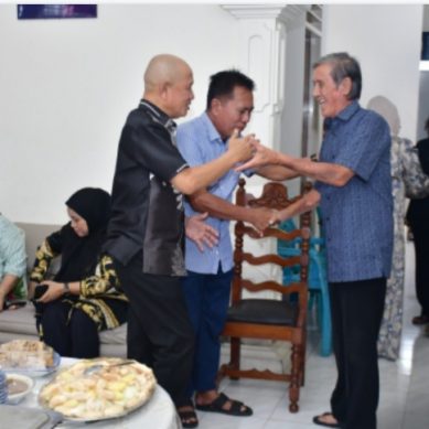Simbol Harmoni Antar Umat Beragama, Bupati Saipul Mbuinga Sambangi Keluarga Owan Gosal