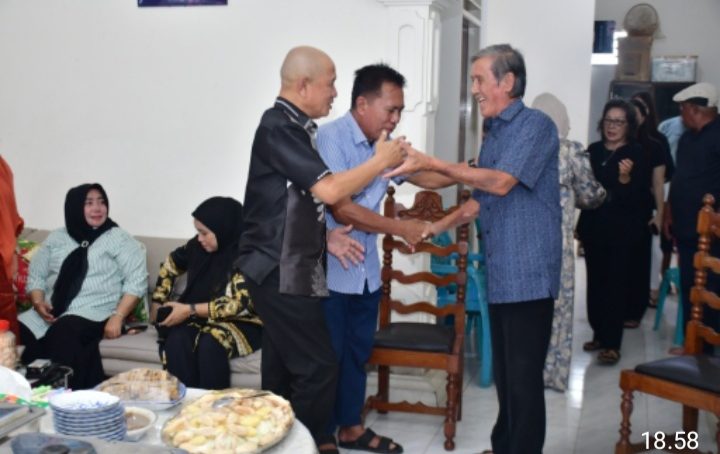 Simbol Harmoni Antar Umat Beragama, Bupati Saipul Mbuinga Sambangi Keluarga Owan Gosal