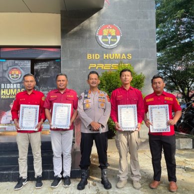 Kapolda Gorontalo Beri Penghargaan Terhadap 4 Personel Humas Polda Gorontalo