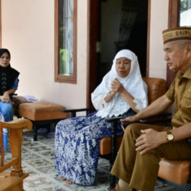 Bupati Pohuwato, Saipul A. Mbuinga, mengunjungi rumah duka Almarhum Noldi Badu