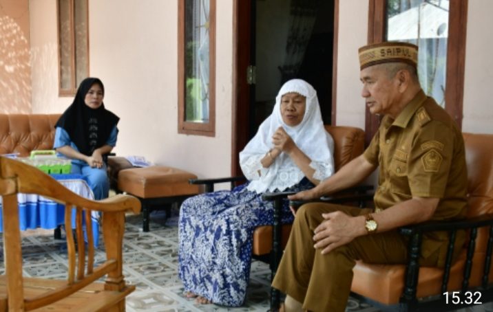 Bupati Pohuwato, Saipul A. Mbuinga, mengunjungi rumah duka Almarhum Noldi Badu